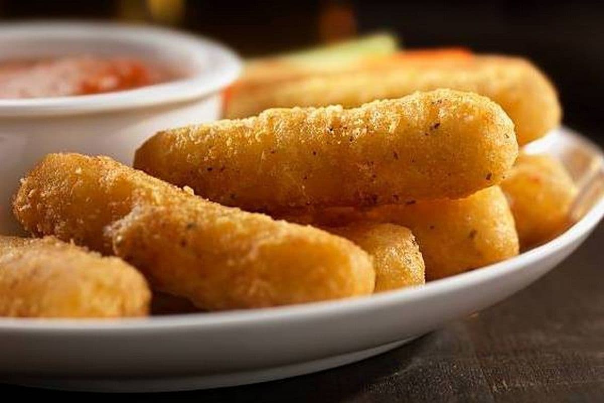 Mozzarella Sticks (6 Pcs)