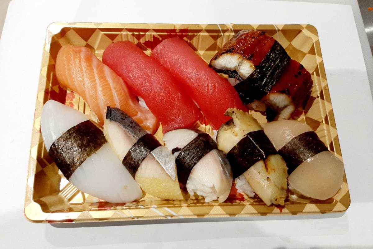 26. 9pcs Sushi Combo D (Salmon 1pc, Tuna 2pc, Ika(Cuttle Fish) 1pc, Hering Roe 1pc, Torched Abalone 1pc, Unagi 1pc, Shime Saba 1pc, Hotate 1pc