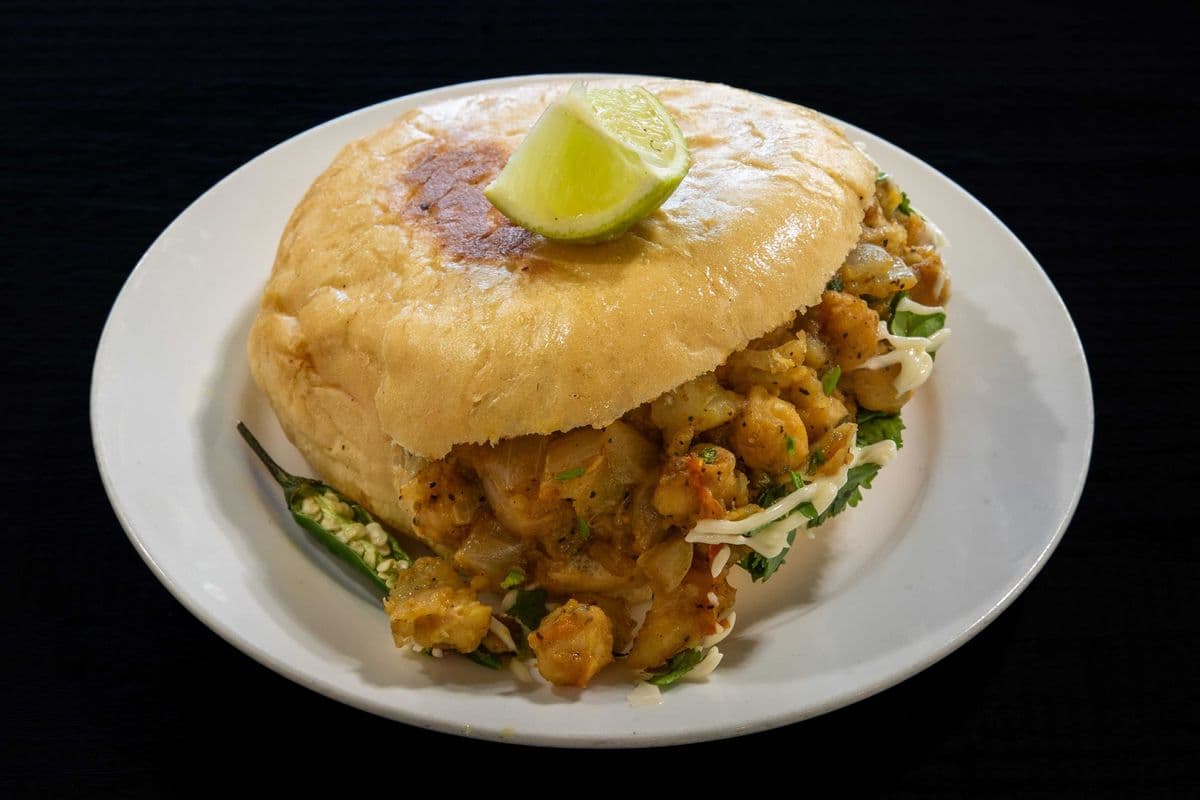 Mix Aloo Chole Kulcha