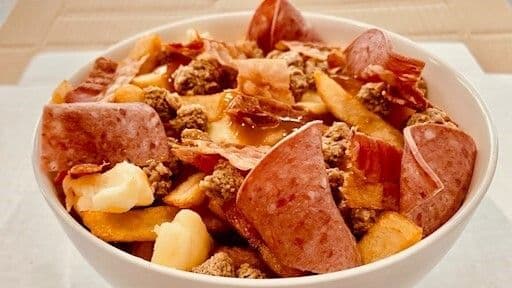 Grande Poutine Amateurs de Viande / Large Meat Lover Poutine