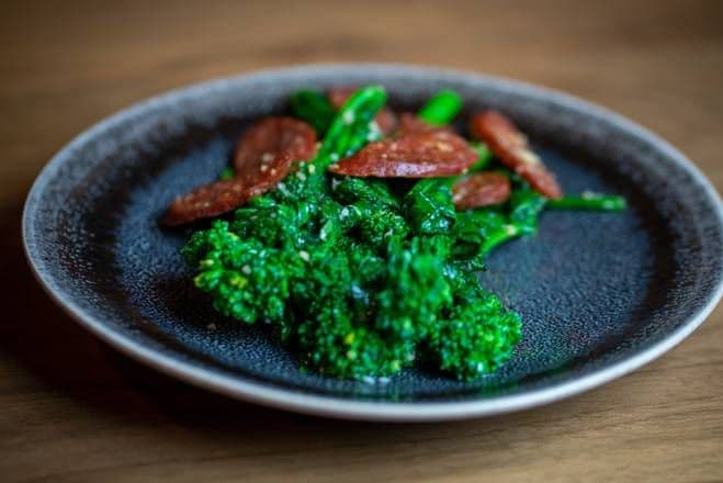 Rapini Salteados Con Chorizo Ahumado