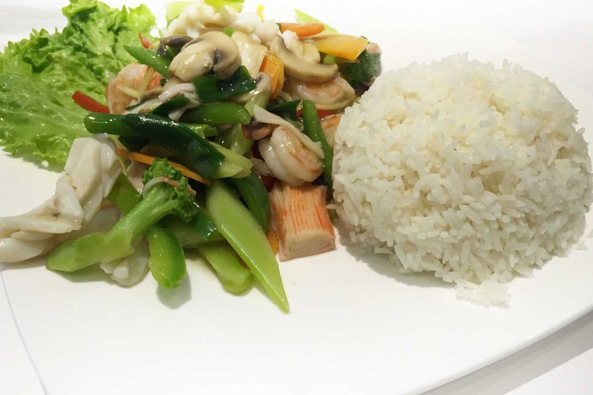 R2. Stir-Fried Mixed Vegetables and Seafood with Steam Rice