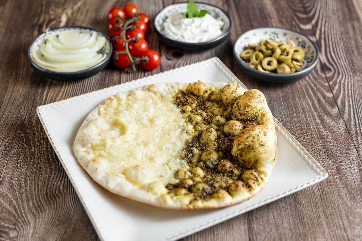 Manakeesh fromage et zaatar / Cheese and Zaatar Manakeesh