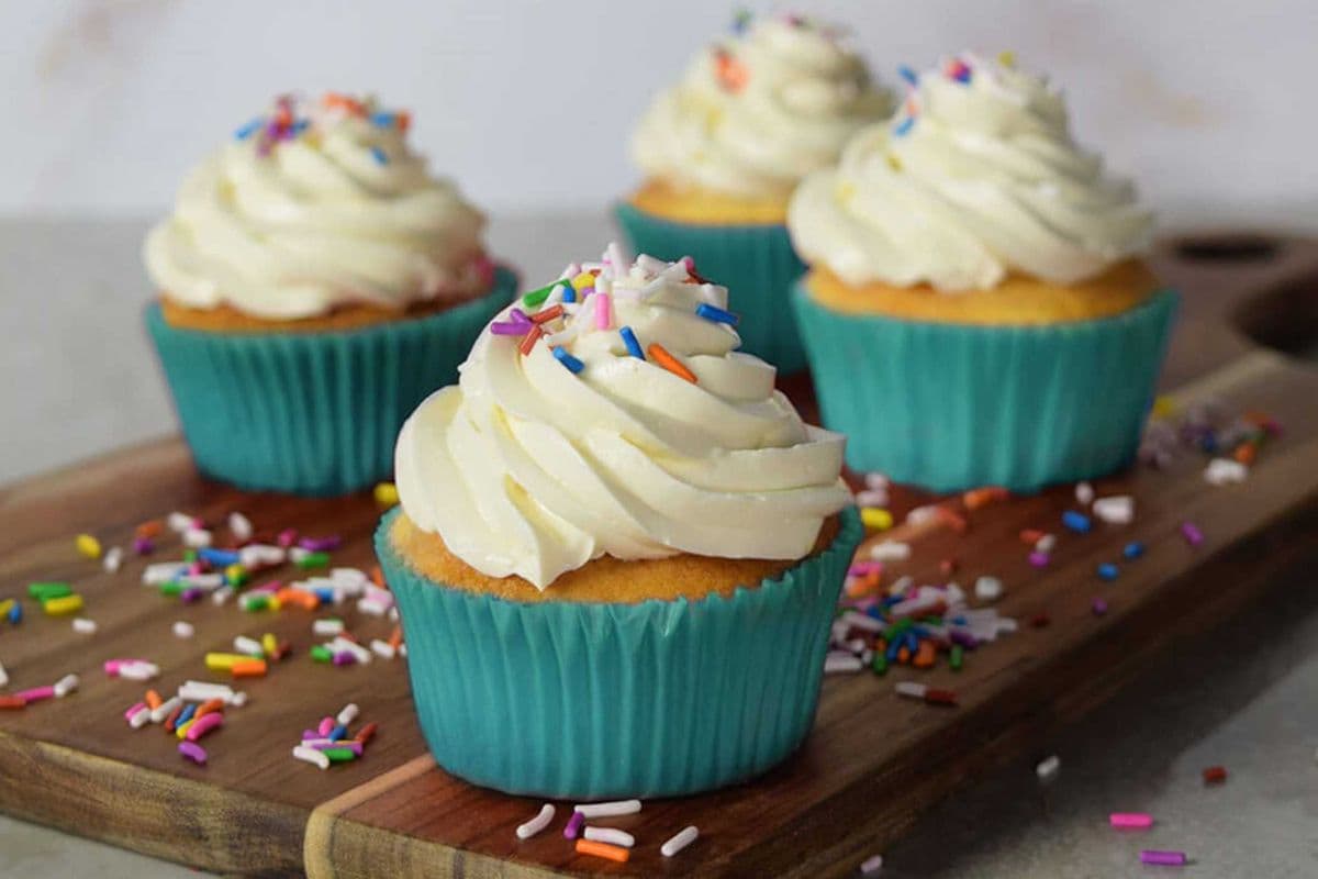 Vanilla Cupcakes (4 pcs)