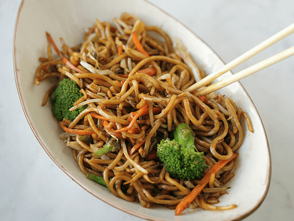 Stir-Fried Noodles with veggi 素炒面