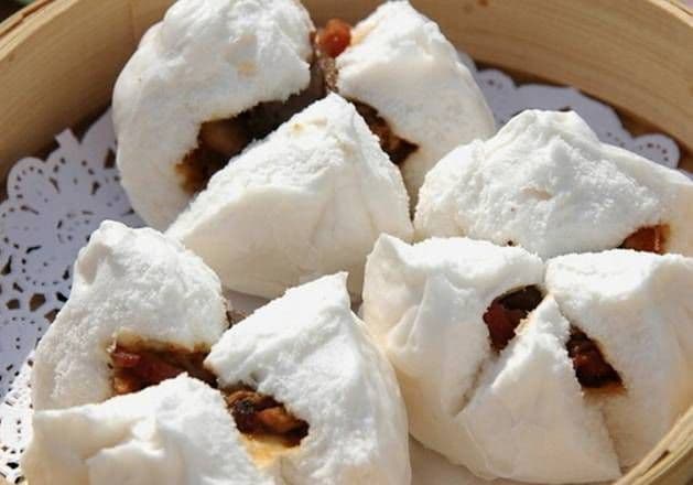 Steamed B.B.Q. Pork Buns / 蠔皇叉燒包.