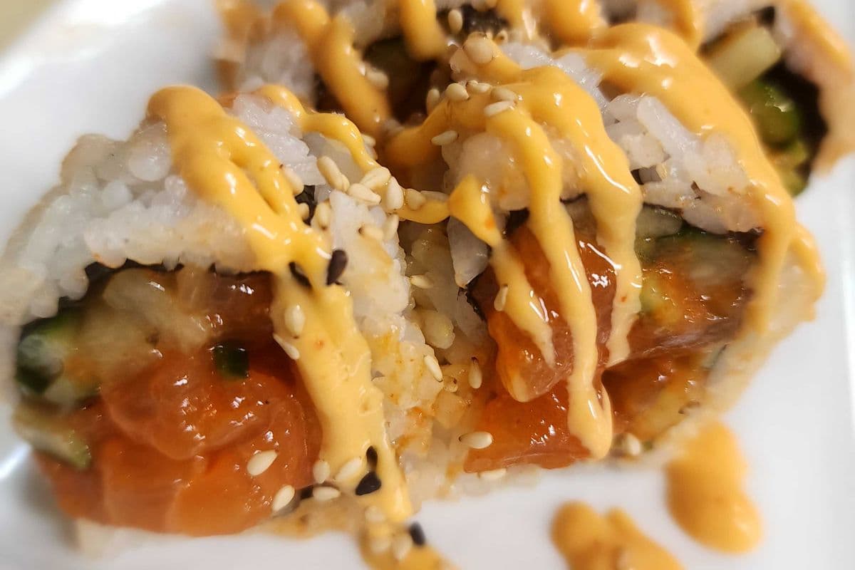 Spicy Salmon Roll (8 pcs)