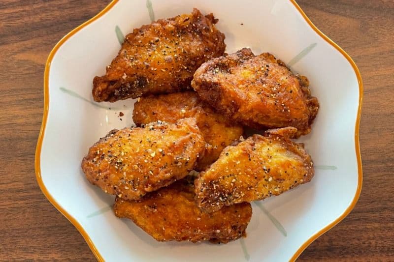 Salted Egg Yolk or Salt and Pepper Wings (咸蛋黄 or 椒盐鸡翅) (6 pcs)