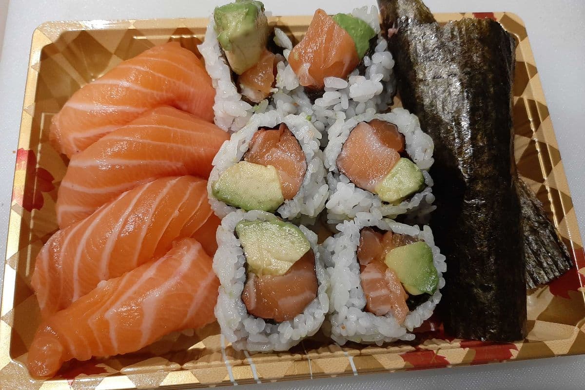 39. Salmon&Sushi Combo (Salmon Avocado 6pcs+Salmon Sushi 4pcs+Salmon Hand Roll 1pc)