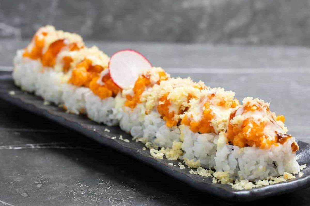 Salmon Mountain Roll - Maki Sushi