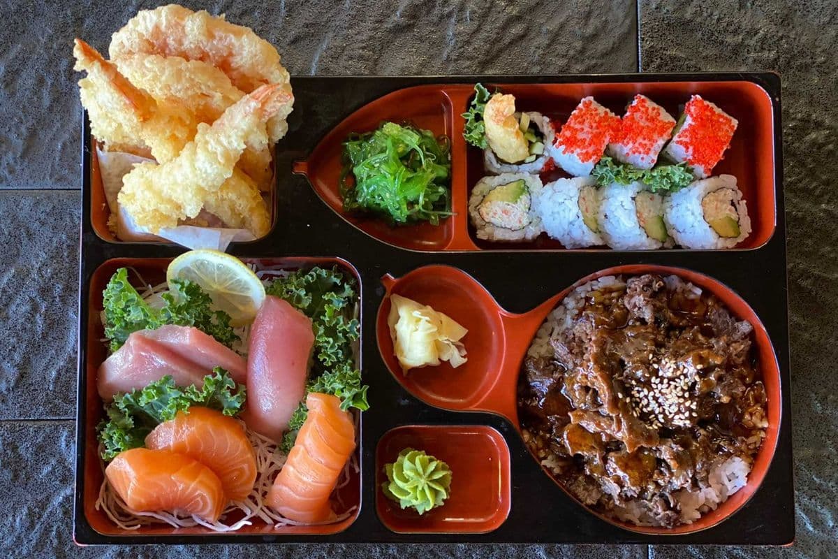 Deluxe Bento (Chicken / Beef)