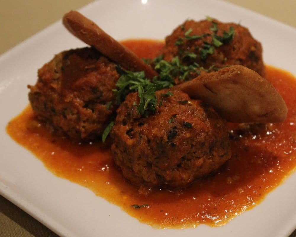 Keftedes me Saltsa (Meat Balls in Tomato Sauce)