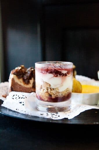 Verrine de fromage, fraises et graham