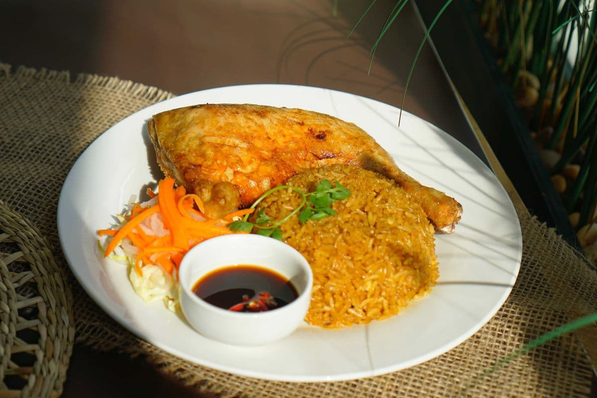 R3. Deep Fried Chicken Quarter on Rice / Cơm Gà Xối Mỡ