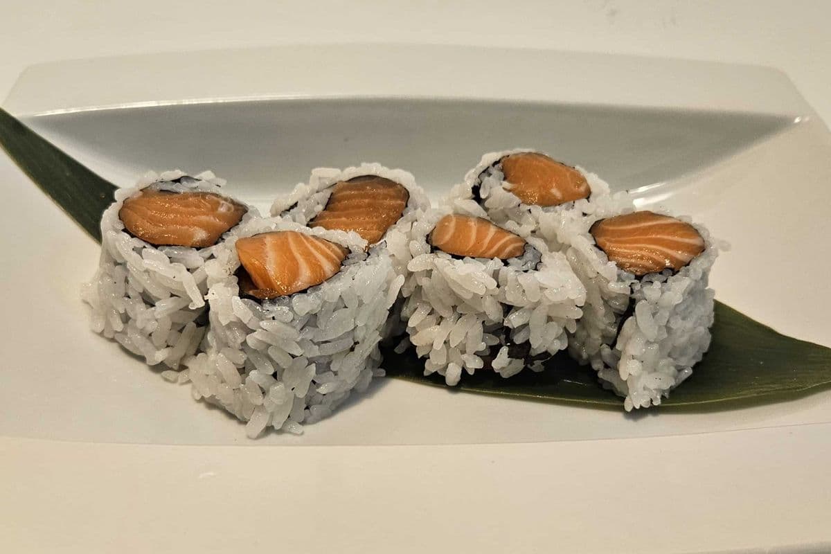 Salmon Roll (6pcs)