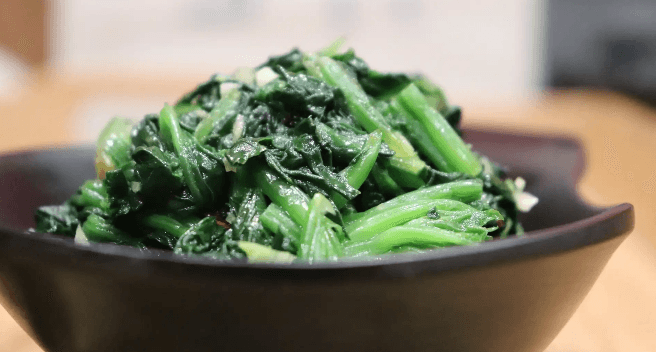 Salade aux épinards marinés / Marinated Spinach Salad