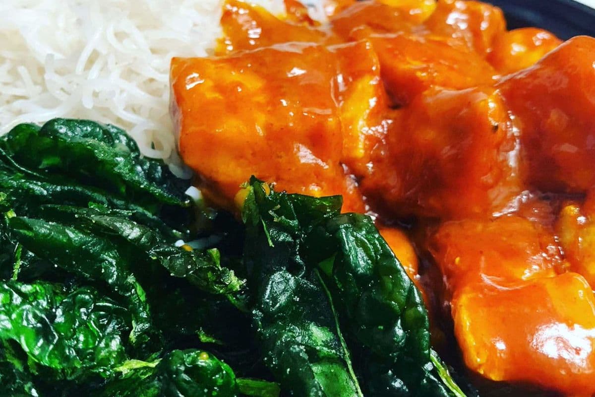 T14. Tofu à la sauce aux arachide avec épinards frits sucrés / Tofu with Peanut Sauce and Crispy Spinach