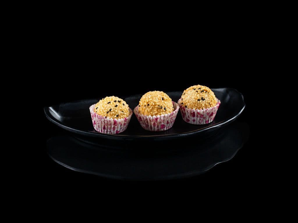 D17. Deep-Fried Sesame Balls (4 Pcs)