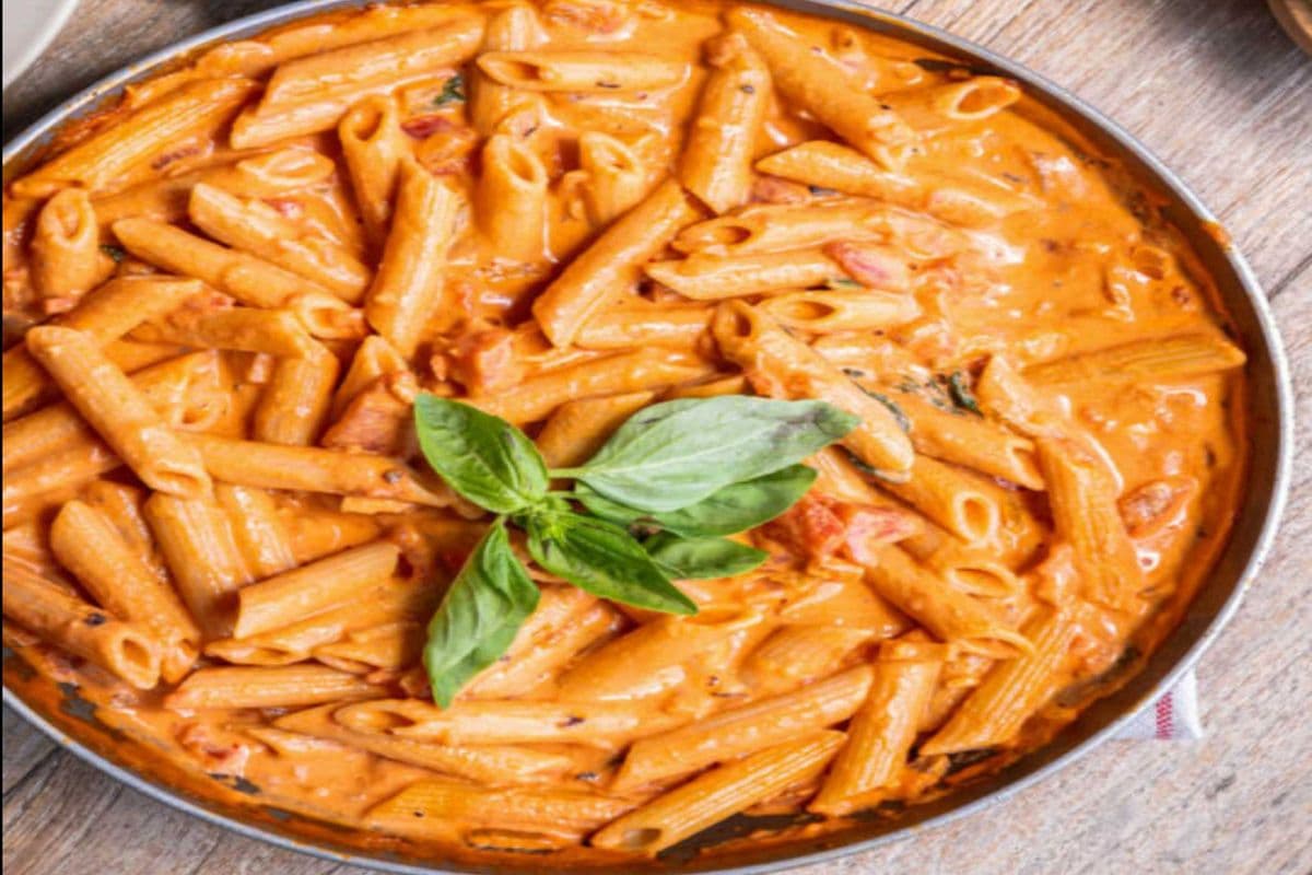 Rosé(Pink) Pasta + Garlic Bread