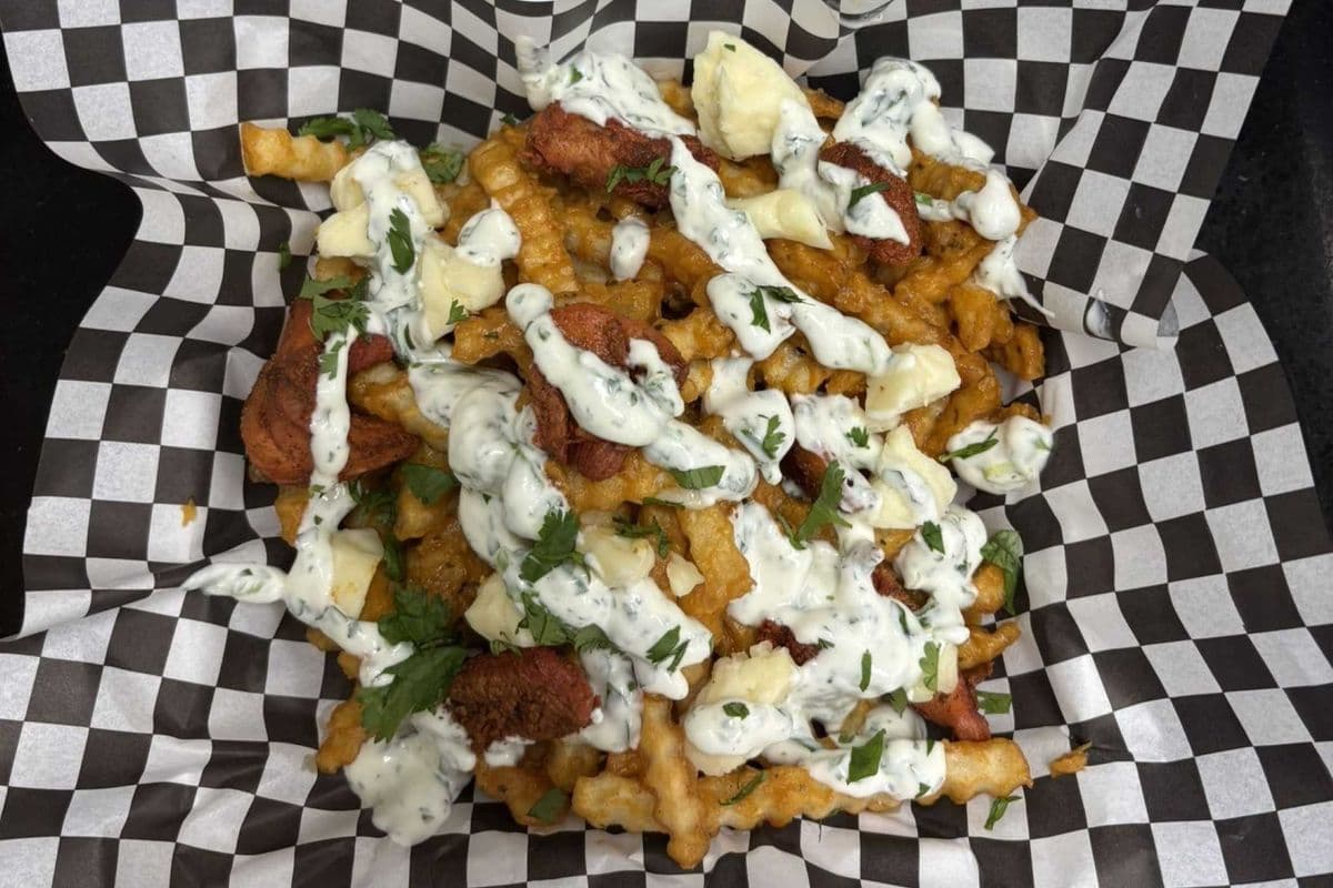 Butter Chicken Poutine (20 oz) (900 Cal)