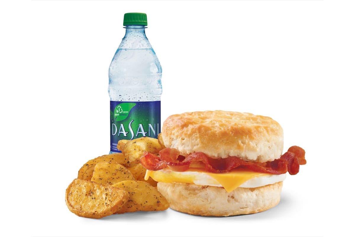 Combo scone avec bacon, œuf et fromage / Bacon, Egg, and Cheese Biscuit Combo (Cals: 660)