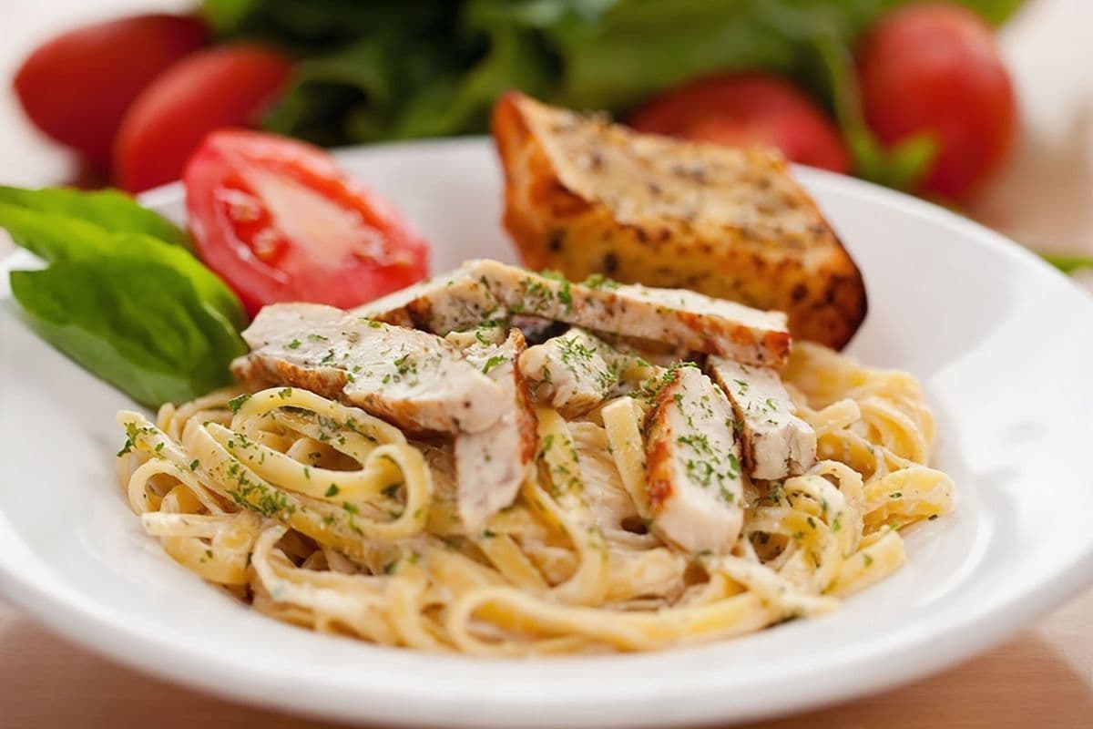 Family pack chicken Alfredo pasta.( 6 people )