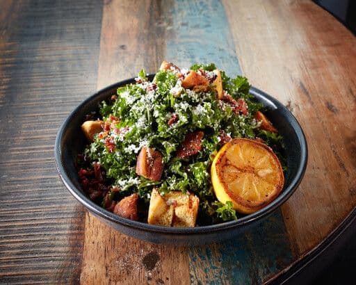 Kale Caesar Salad / Salade César au chou frisé