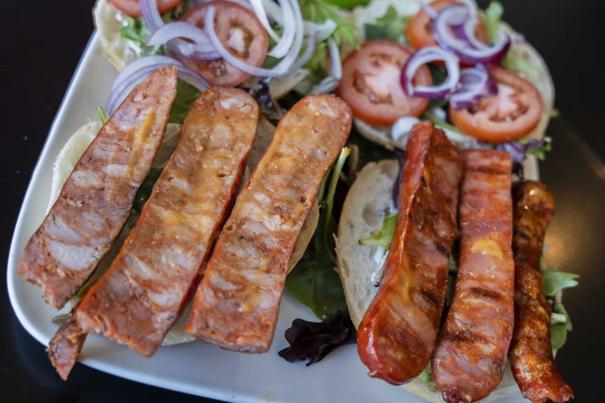 2 Sandwichs de Saucisses avec Frites et Salade