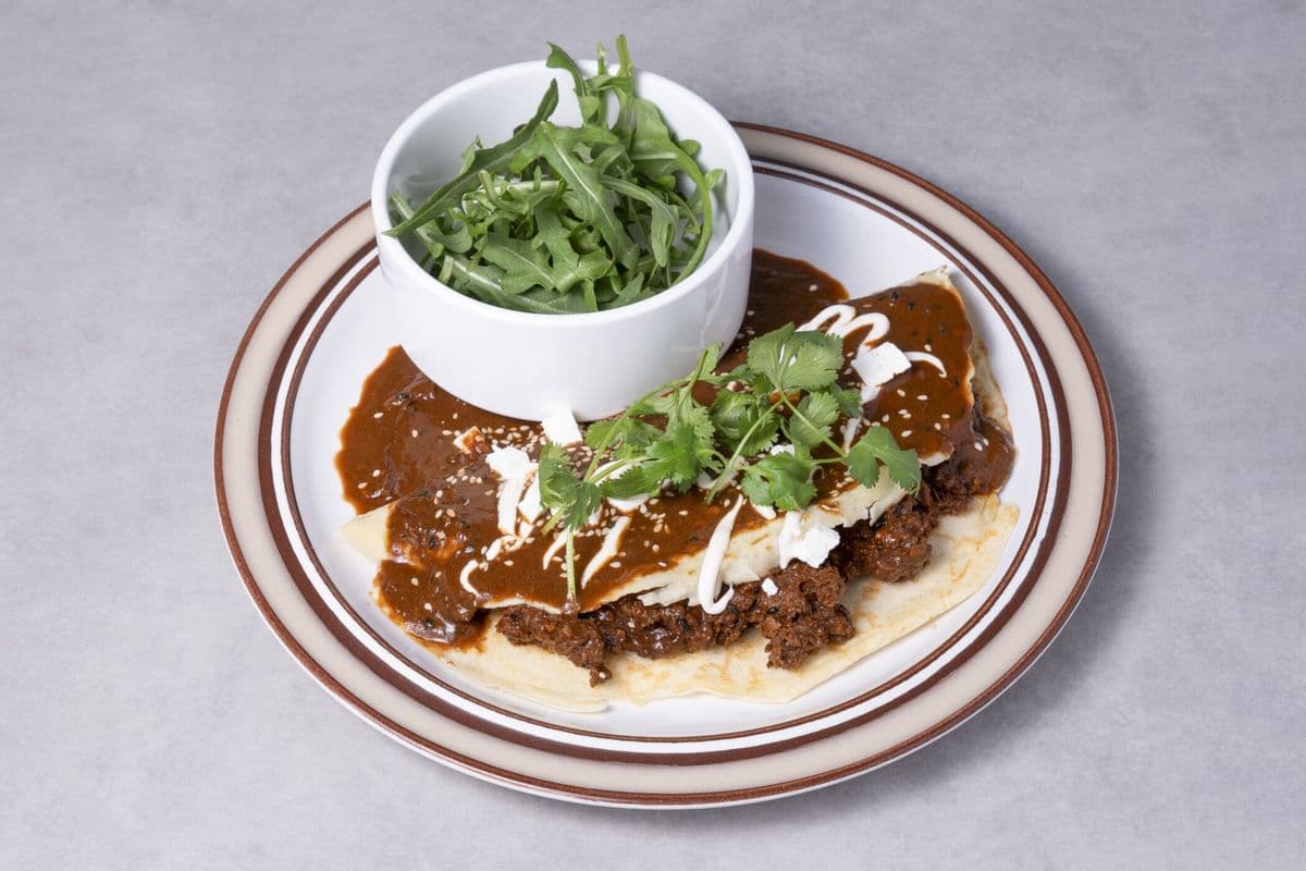 Crêpe farcie végétarienne"Mole Poblano" / Vegetarian"Mole Poblano" (tomato, chocolate and chile sauce) stuffed crêpe