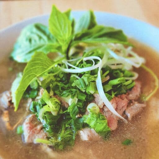 Pho Hanoi - Northern style rare beef Pho / Pho Hanoi - Pho au bœuf saignant à la mode du Nord
