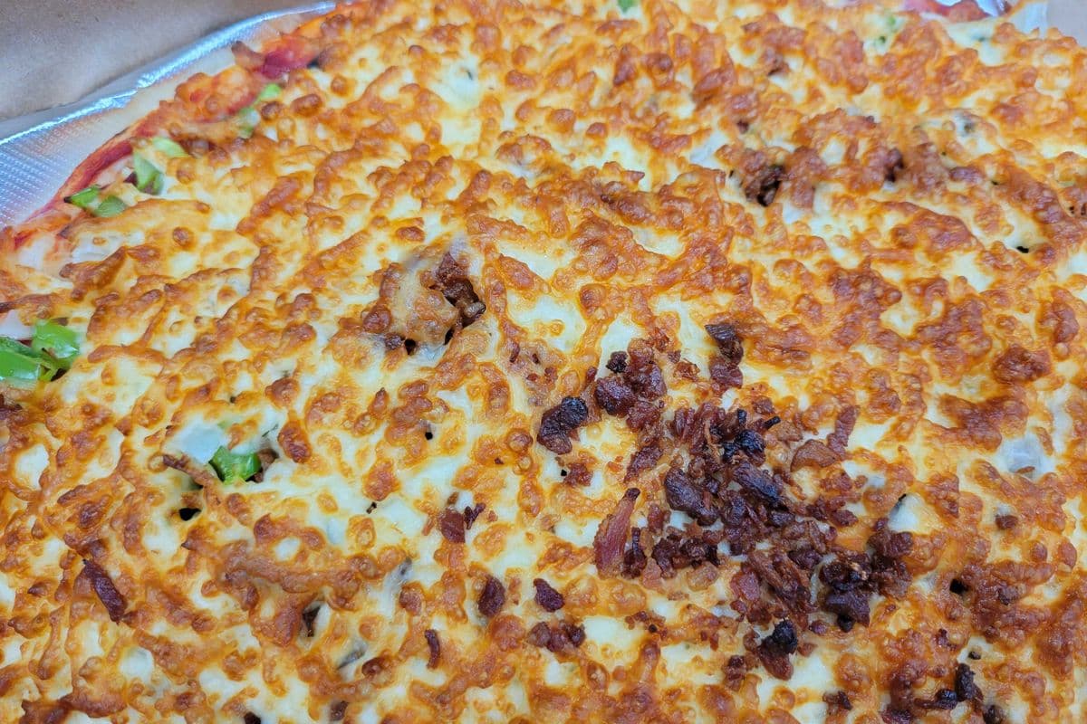 15'' Pizza garnie, oignons, bacon