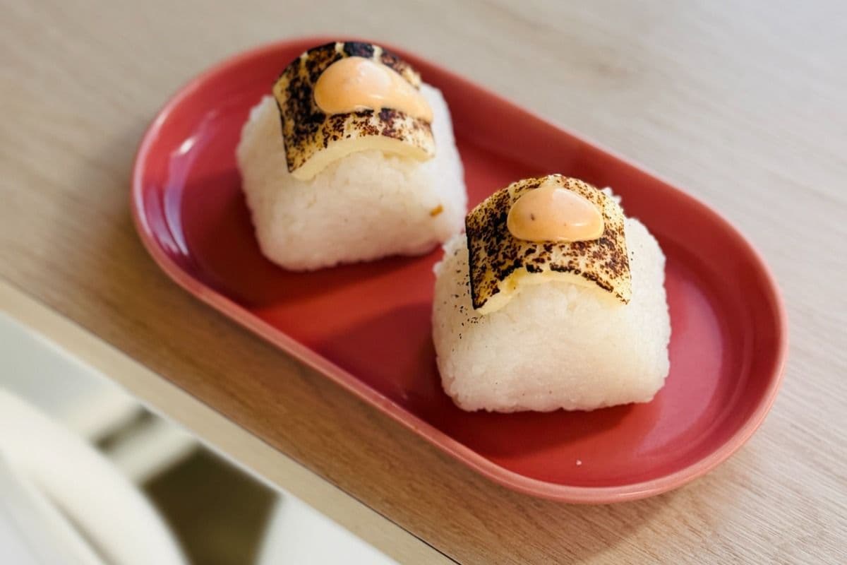Minis onigiris saumon fromagé