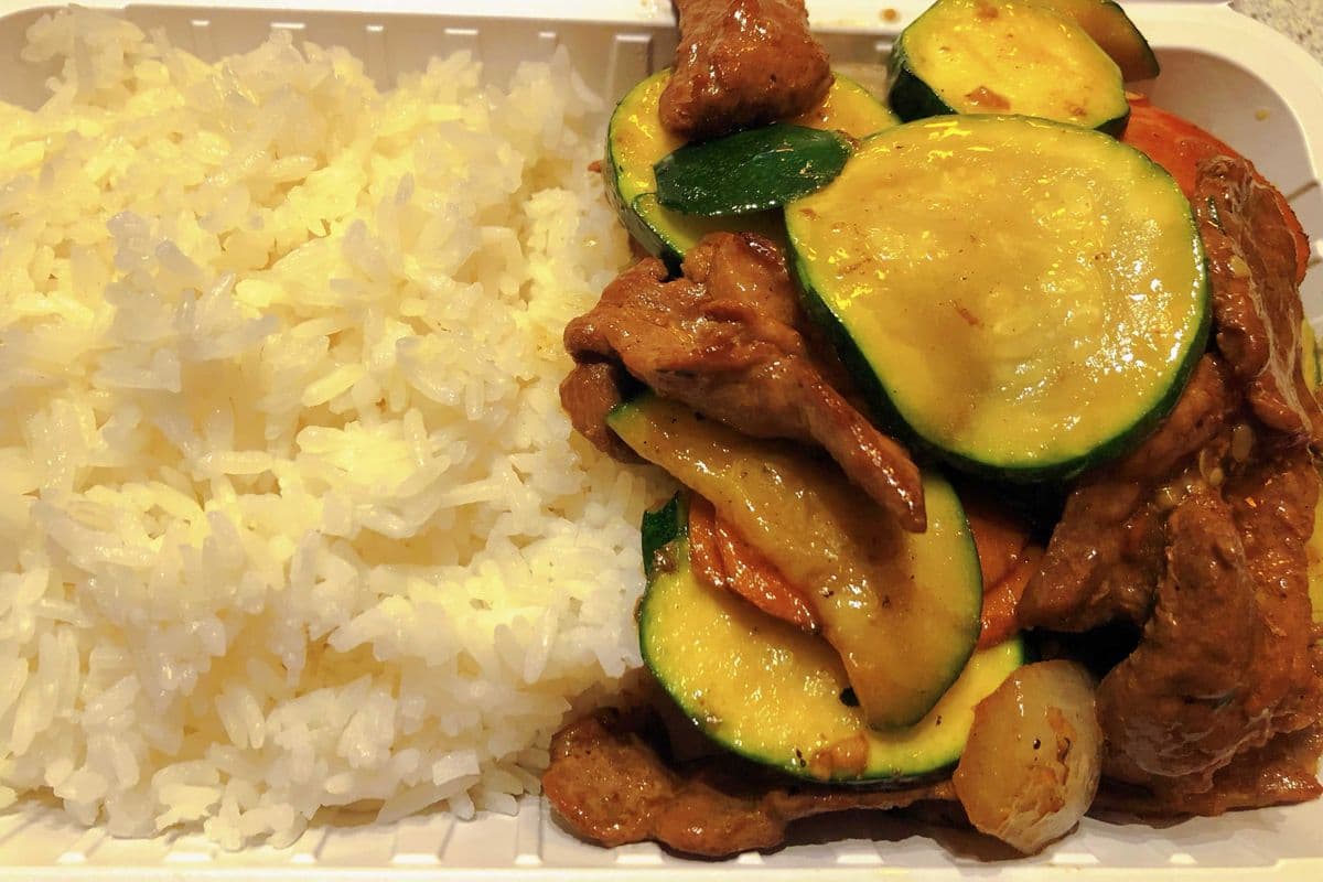 西葫芦炒肉片饭 Sauteed Pork with Zucchini on Rice