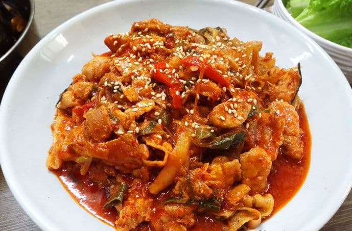 8. Sauté de Porc / Pork Stir Fry (Dewji Bokkum)