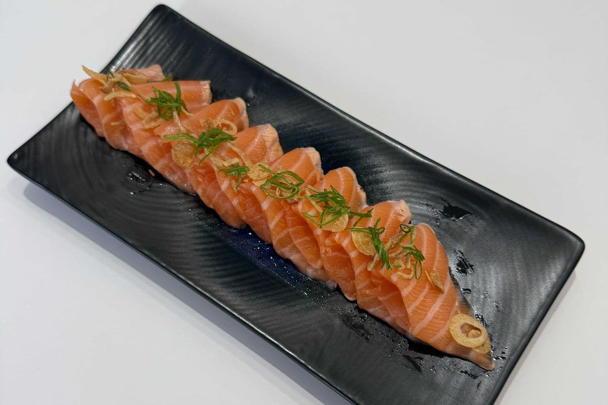 A4. Salmon Carpaccio (8 pcs) 薄切三文魚
