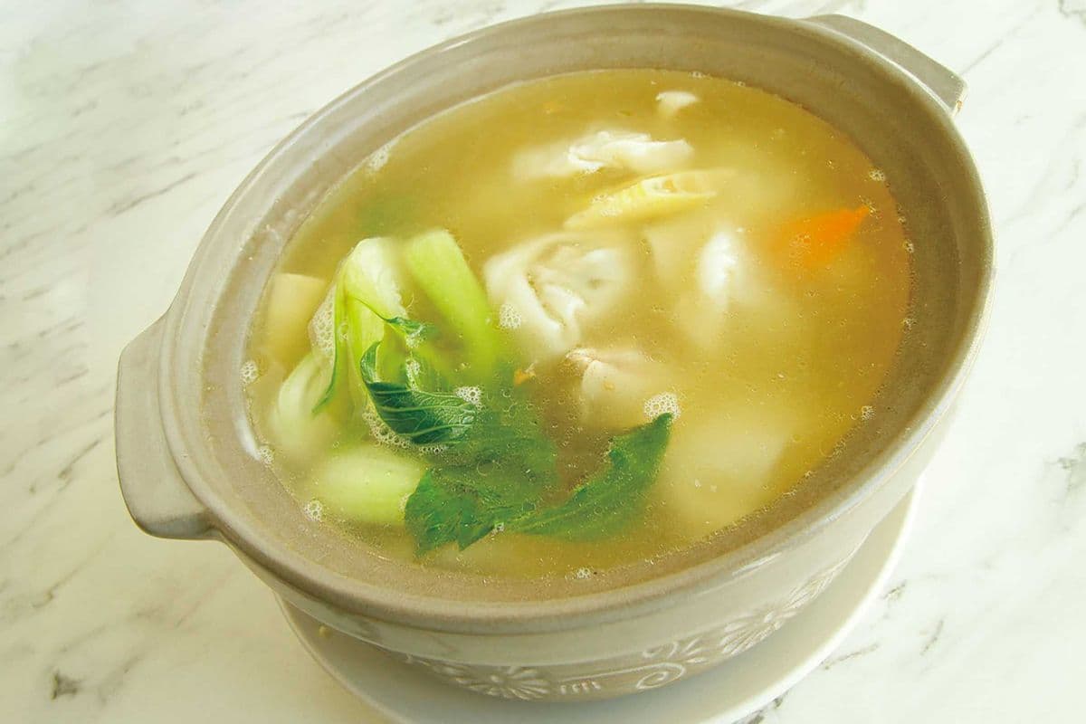 Chicken Soup with Pork and Vegetable Wontons 砂鍋餛飩雞湯