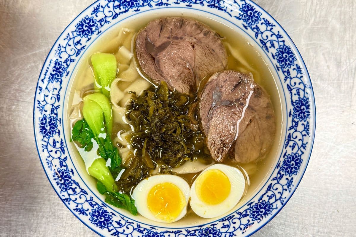 F4 酸菜牛肉面 Pickled Vegetables Beef Noodles