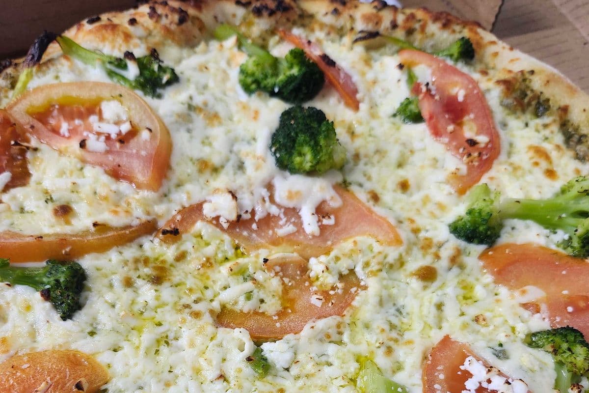 16. 16" Extra Large Bianca Pizza
