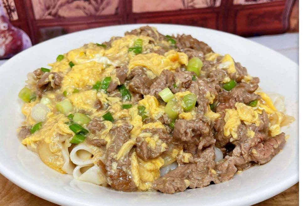 Flat Rice Noodles with Beef & Scrambled Eggs / 滑蛋牛河