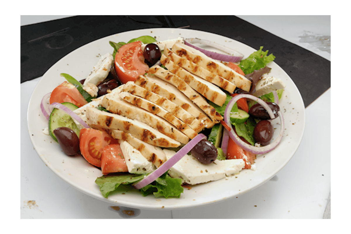 Salade grecque avec poulet / Greek Salad with Chicken
