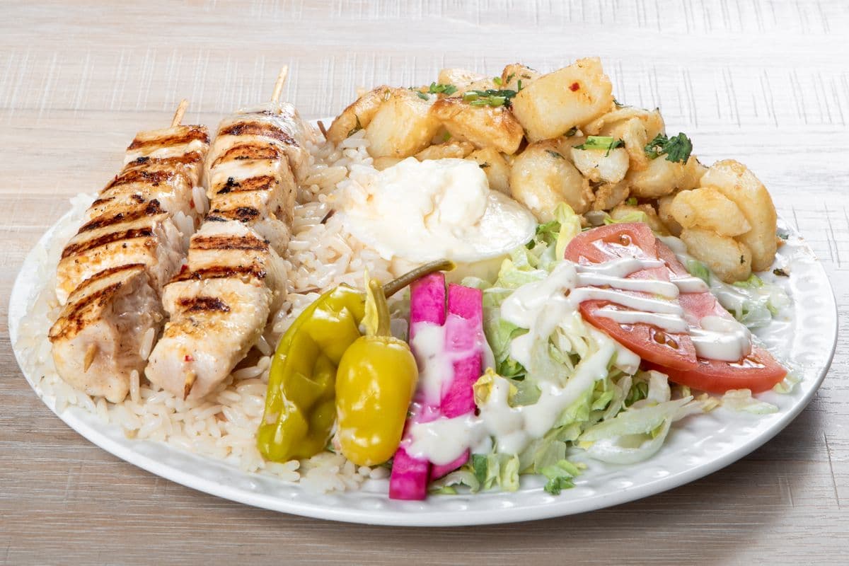 Plat avec deux brochettes de poulet