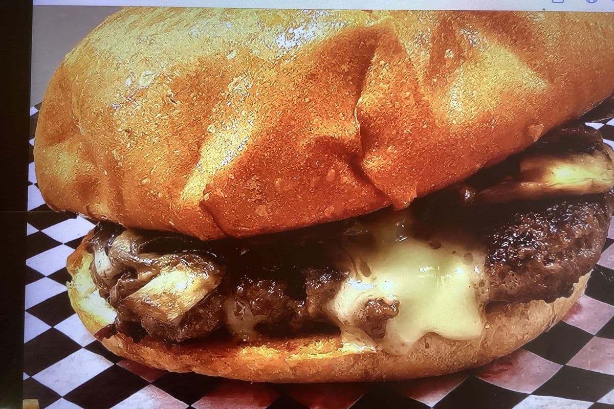 MUSHROOM MOZZA BURGER