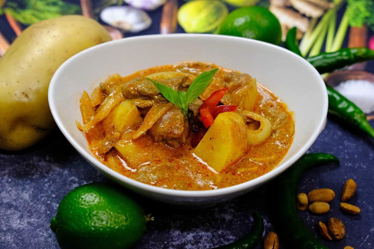 Kang Masaman Nuer (Thai Sweet-and-Sour Beef Curry)