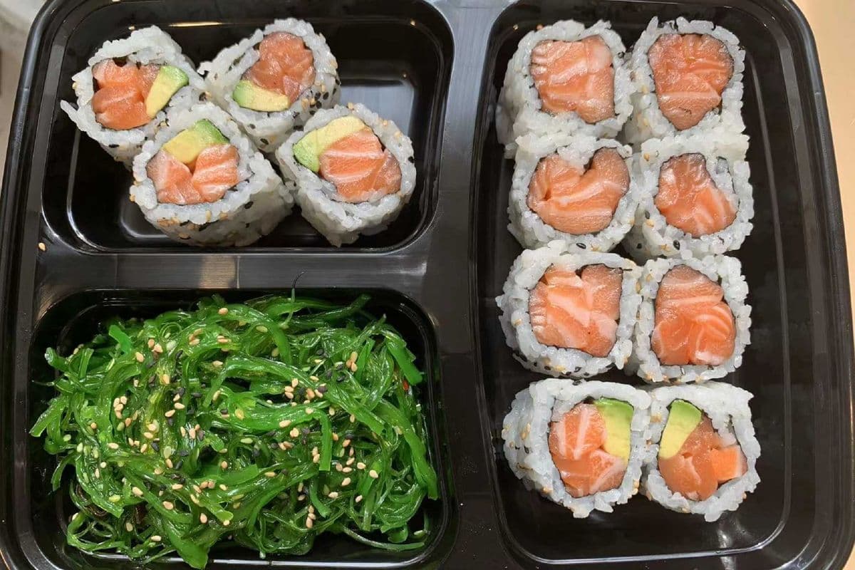 B10. Salmon Avocado Roll Salmon Roll 三⽂⻥卷便当