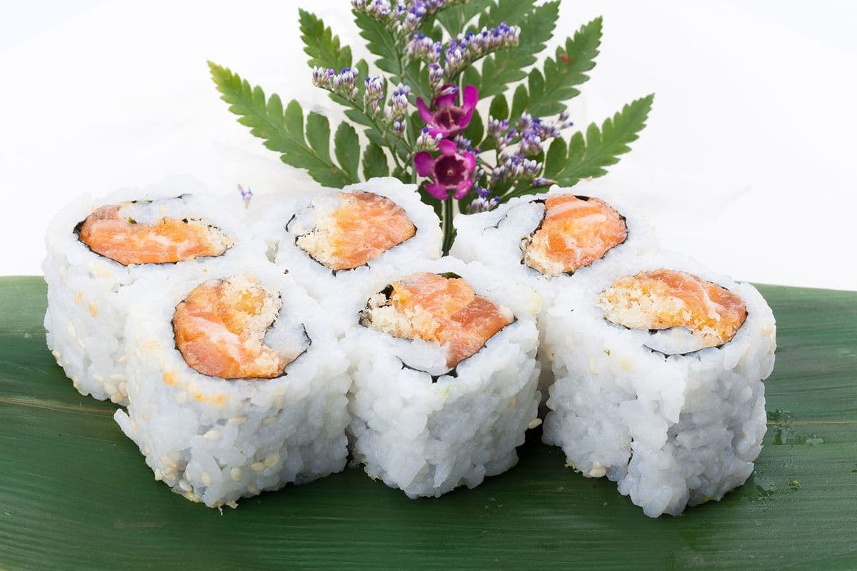 J16. Spicy Salmon Roll (8 Pcs)