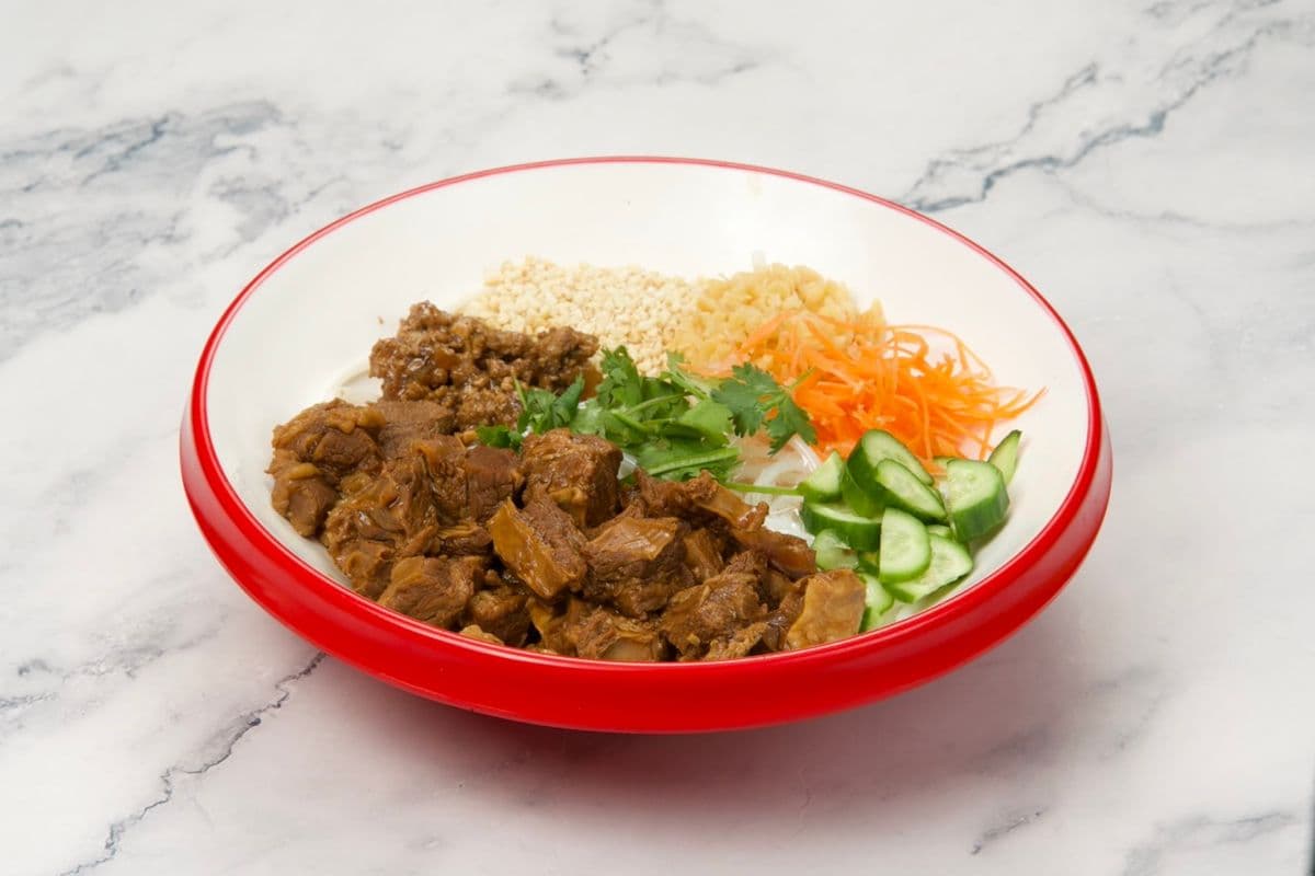 Dry Rice Noodle Mixed with Beef Brisket / 牛腩拌米线