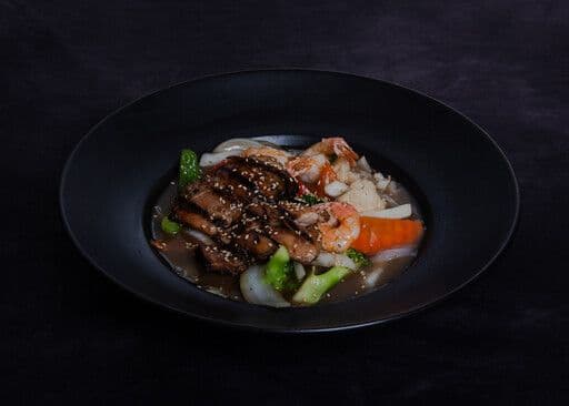 Poulet et crevettes sautés servis avec légumes / Sautéed Chicken and Shrimp Served with Vegetables