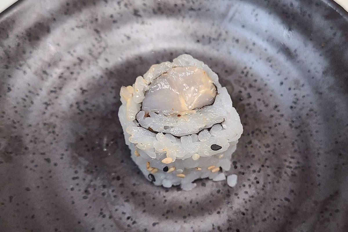36. Hosomaki aux pétoncles épicés (Hotategai) / Spicy Scallop (Hotategai) Hosomaki Roll