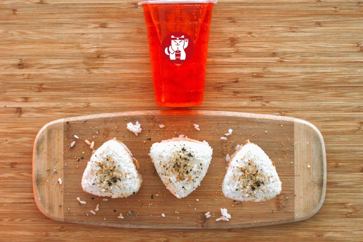 Trois onigiri identiques et un Bubble Tea