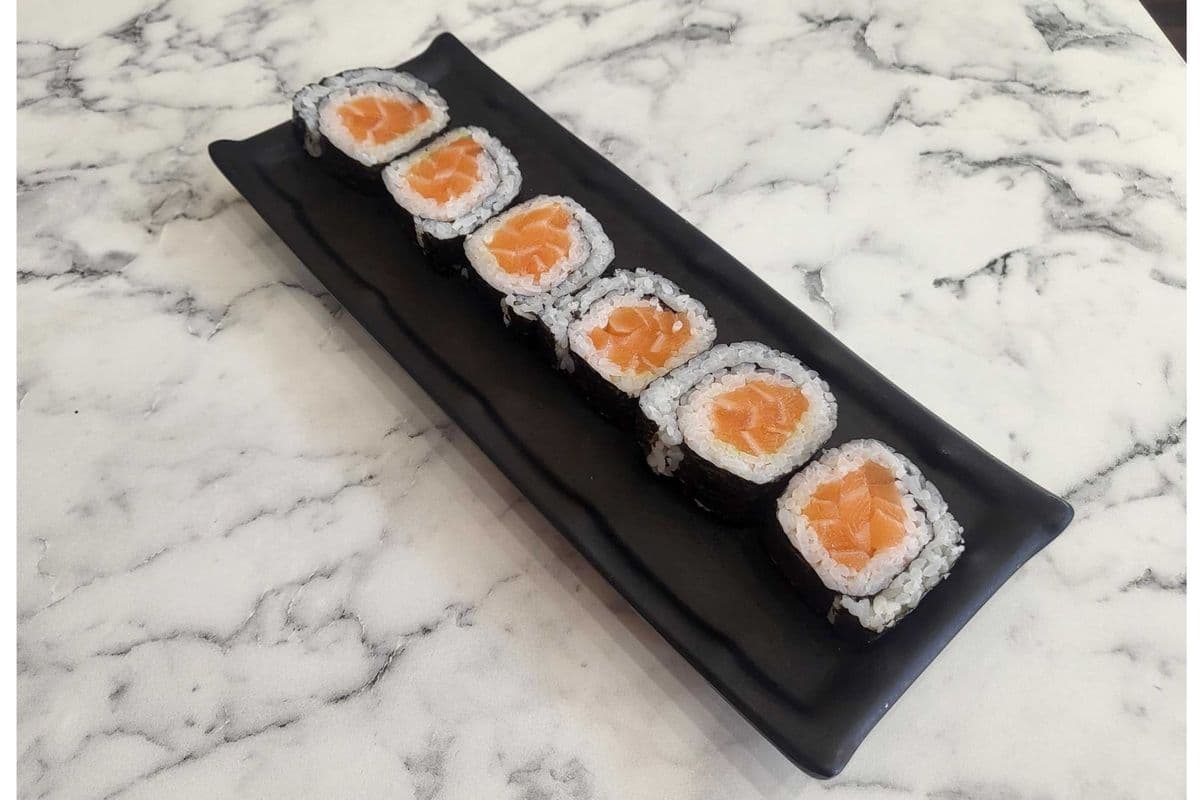 M2. Salmon Maki (6 pcs)